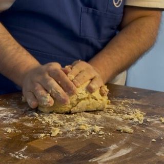 Panetto di pasta per le chiacchiere ricetta originale pronto per il riposo.