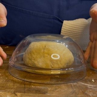 Divisione in quattro parti dell'impasto per le chiacchiere ricetta semplice.