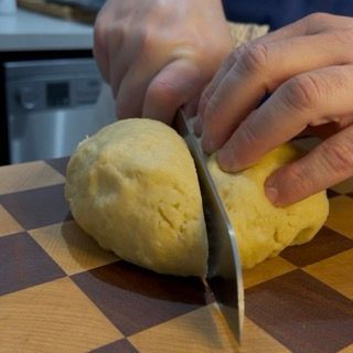 Divisione in quattro parti dell'impasto per le chiacchiere ricetta semplice.