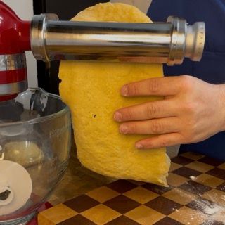 Primo passaggio della sfoglia nella macchina per la pasta per i galani o crostoli.