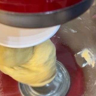 Una persona sta mescolando qualcosa in un mixer rosso