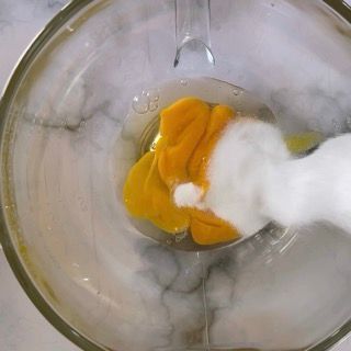 Un primo piano di una ciotola di cibo con un cucchiaio dentro.