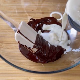 Il latte viene versato in una ciotola di cioccolato fuso