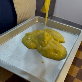 Crema pasticcera stesa su una teglia fredda