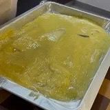 Un vassoio di cibo è appoggiato su un tavolo.