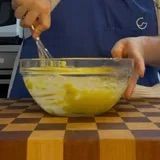 Frusta che lavora la crema per renderla di nuovo liscia
