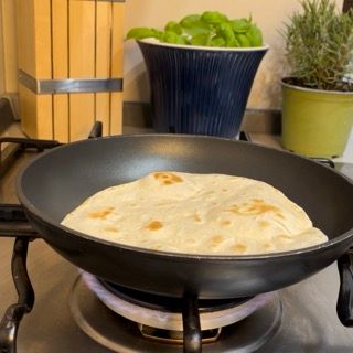 Una tortilla viene cucinata in una padella sul fornello