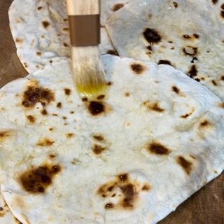 Un primo piano di una tortilla spennellata con olio