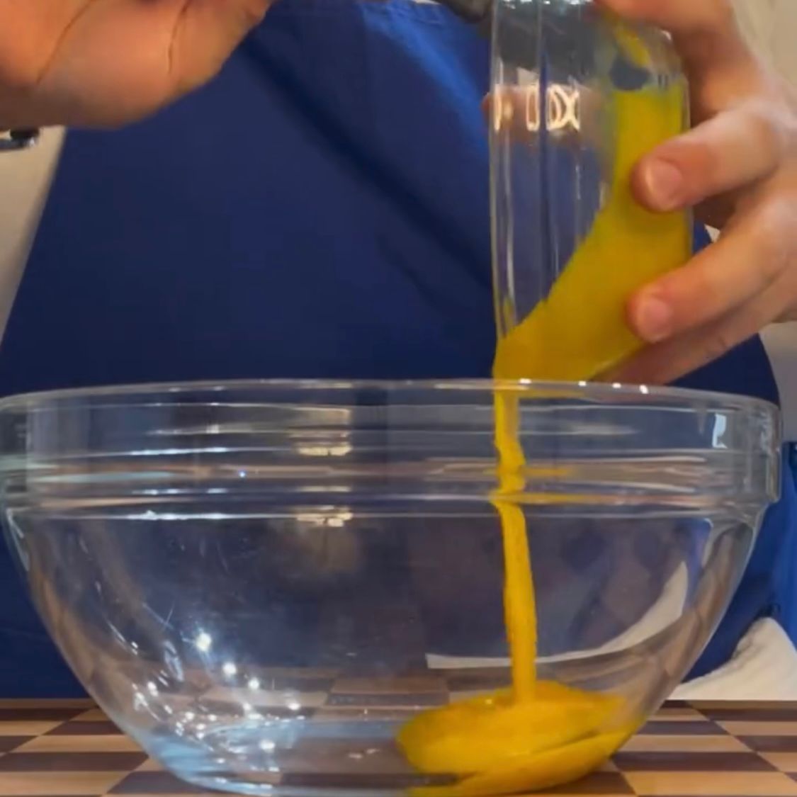 Tuorli, zucchero e amido mescolati in una ciotola con la frusta.