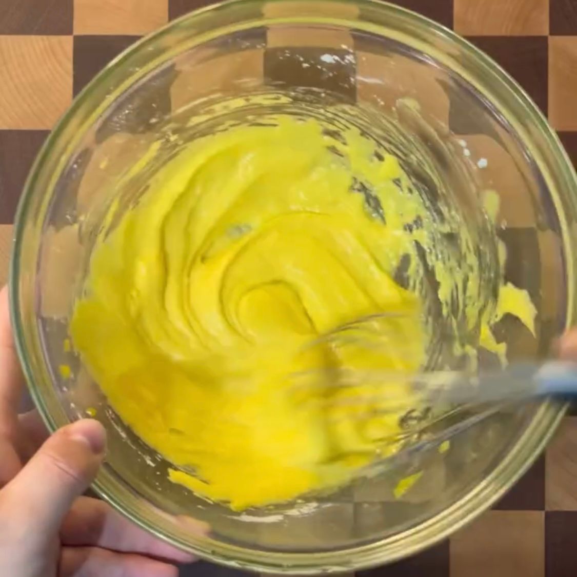 Il pastello di uova e zucchero liscio e privo di grumi.