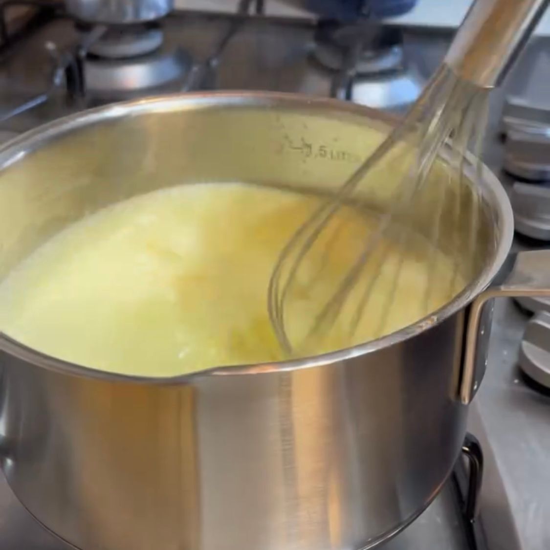 La crema che si addensa velando la frusta, pronta per essere tolta dal fuoco.