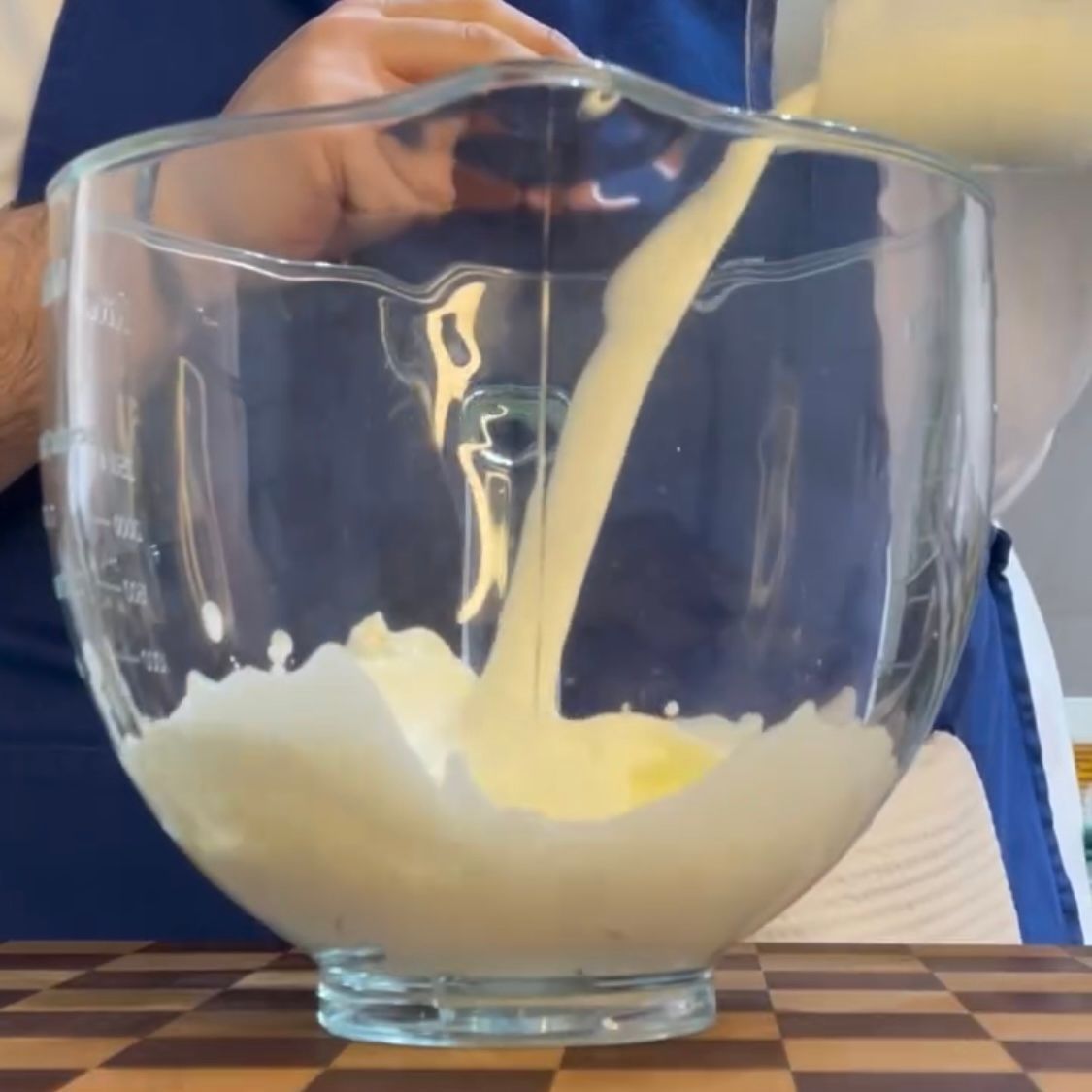 Mascarpone e panna fresca fredda uniti in una ciotola capiente.