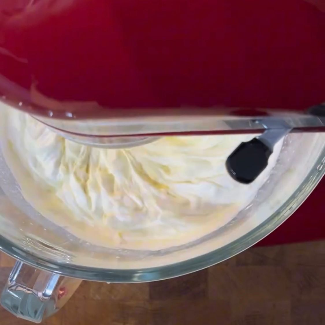 Fruste elettriche che montano il composto di mascarpone e panna.
