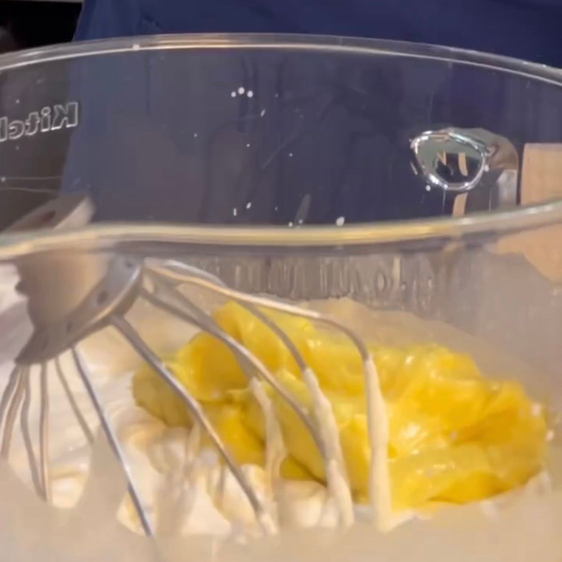 Crema pasticcera fredda aggiunta alla montata di mascarpone