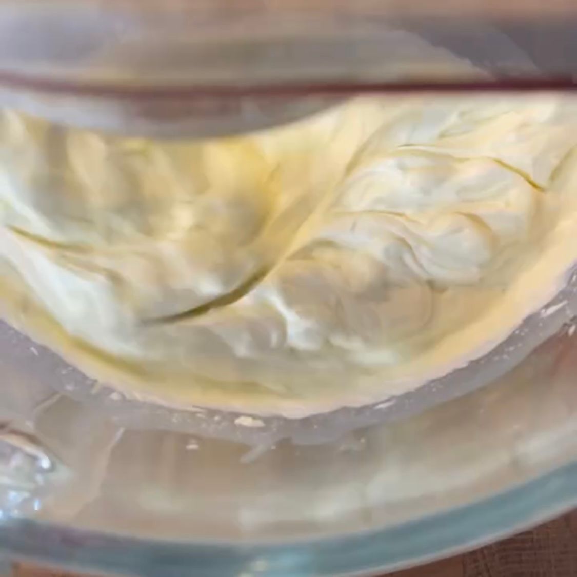 Crema al mascarpone finita, lucida, spumosa e perfettamente strutturata.