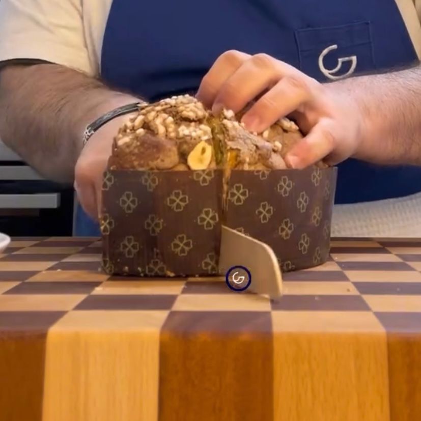 Fettina di panettone tagliata pronta da servire con la crema.