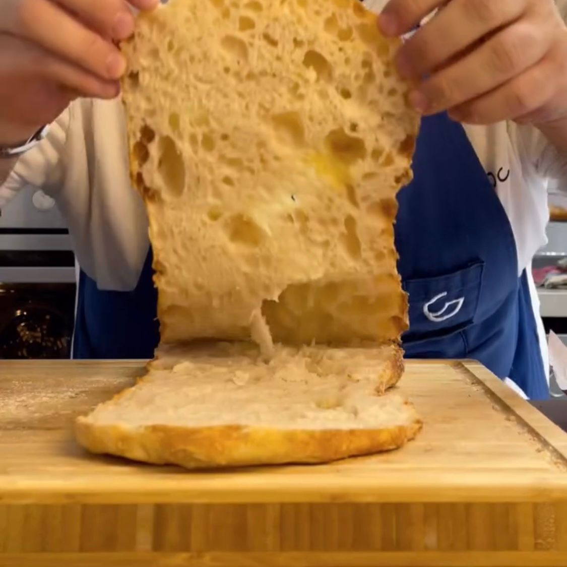 Taglio a metà della pizza bianca romana farcita ancora fumante.