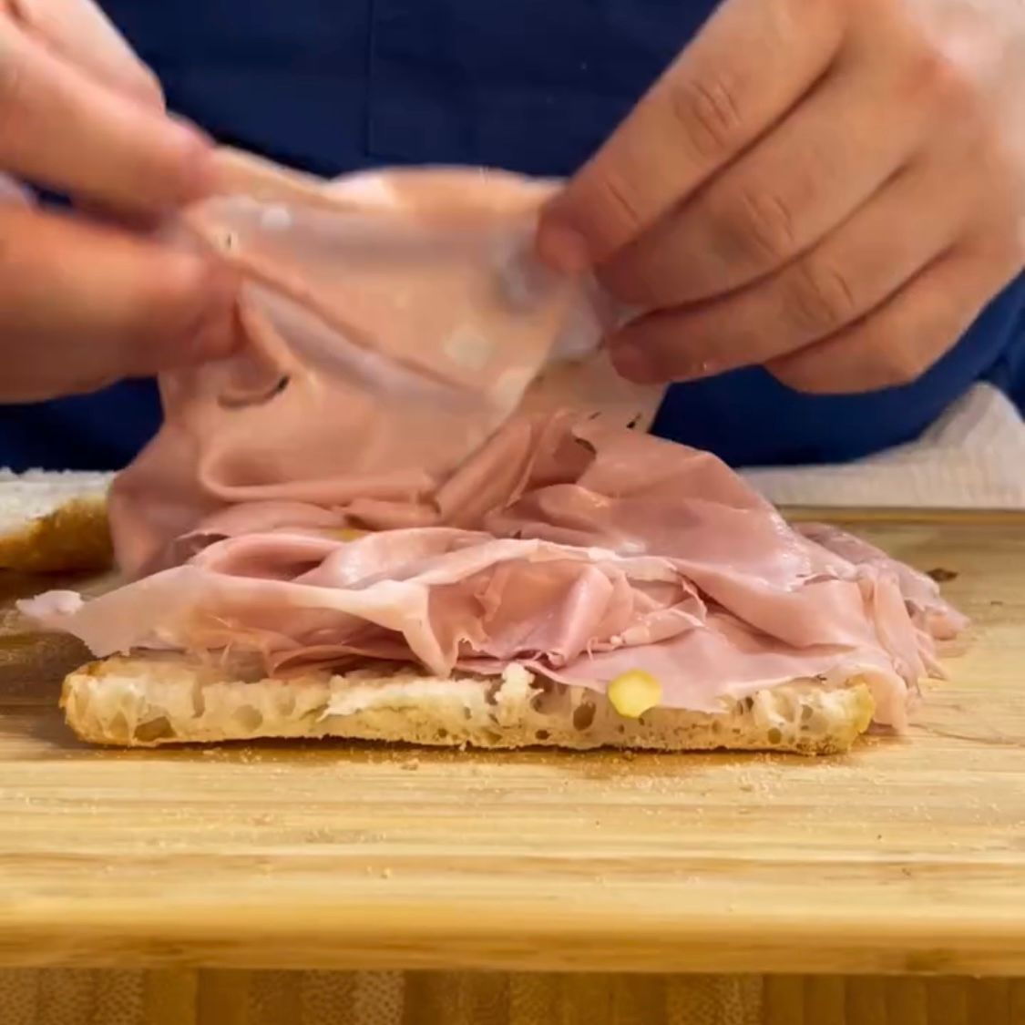 Pizza bianca romana con mortadella pronta per essere servita.