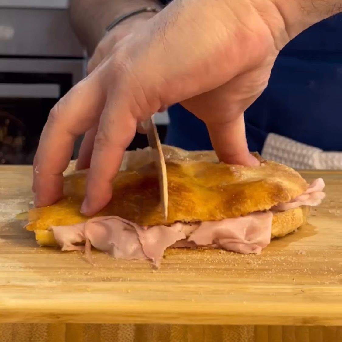 Pizza bianca romana con mortadella pronta per essere servita.