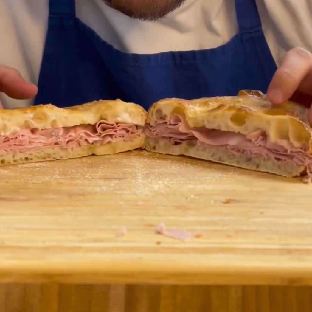 Pizza bianca romana con mortadella pronta per essere servita.