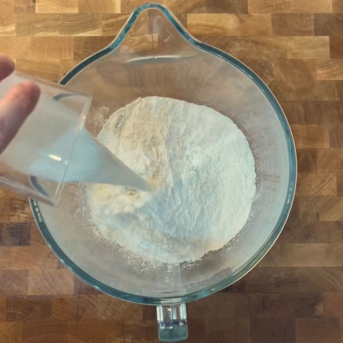 Miscelazione iniziale di farina, latte e acqua fredda per l'autolisi della pizza bianca romana.