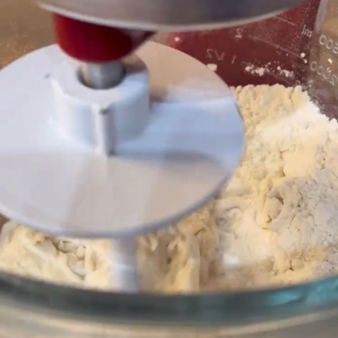 Consistenza dell'impasto grezzo per pizza bianca fatta in casa prima del riposo.