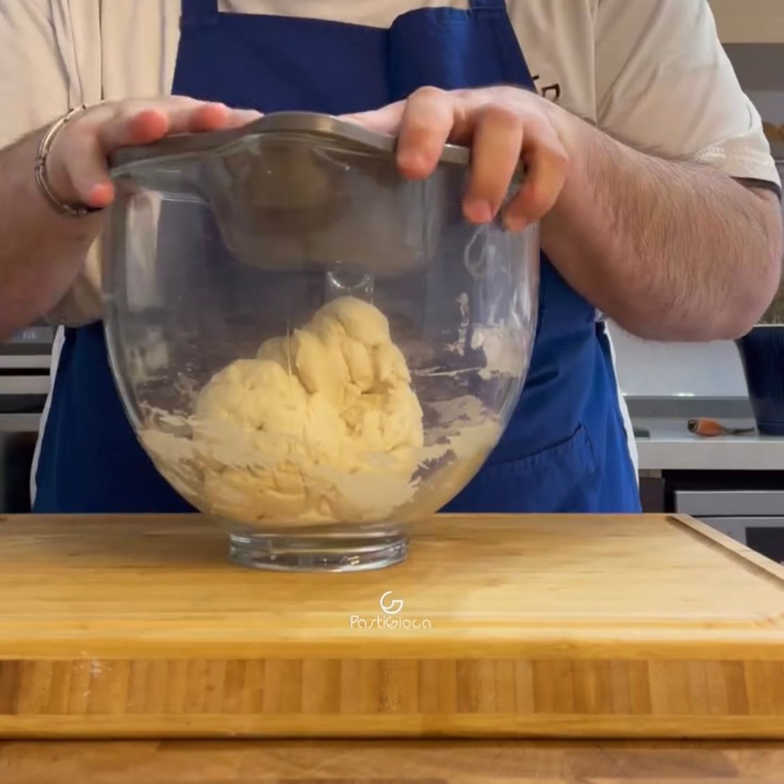 Copertura con pellicola del composto autolitico per la pizza bianca romana ricetta.