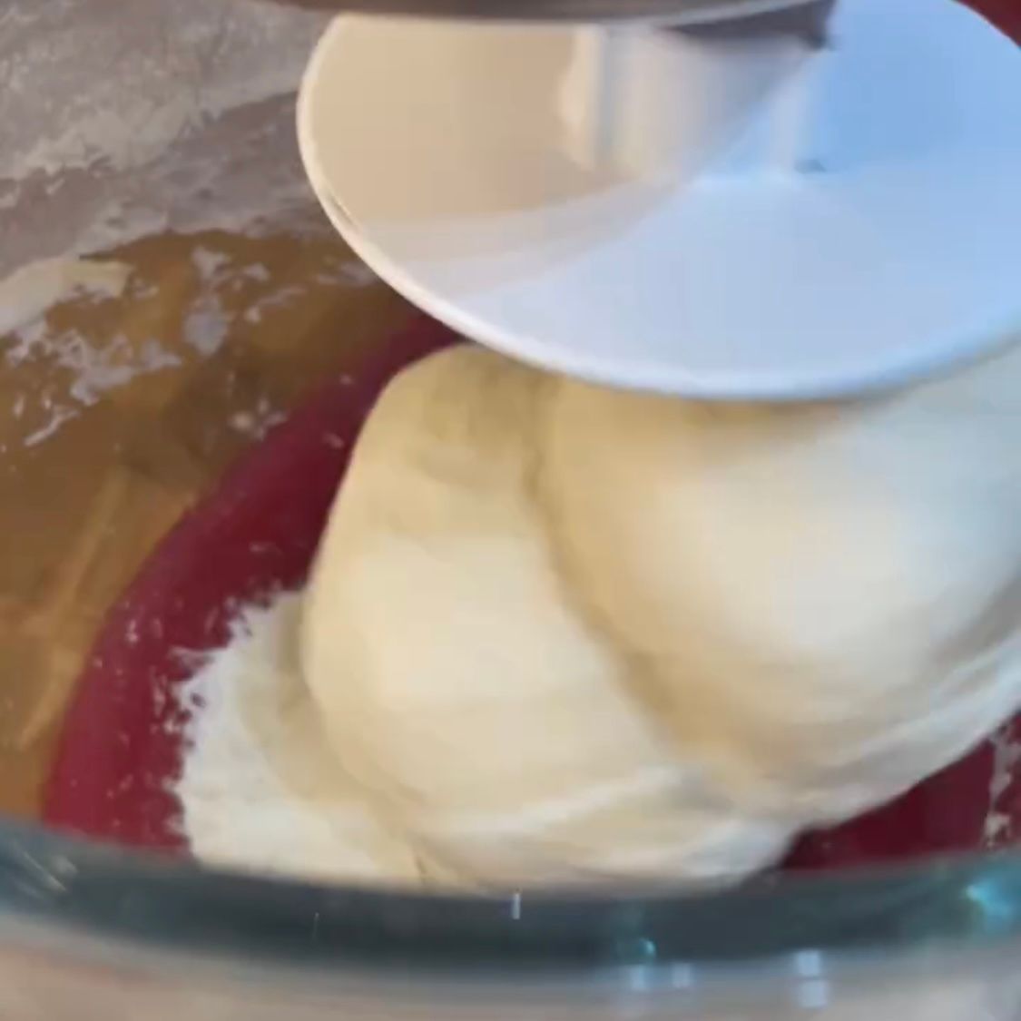Fase di impastamento vigoroso per ottenere una base liscia per la pizza bianca romana.