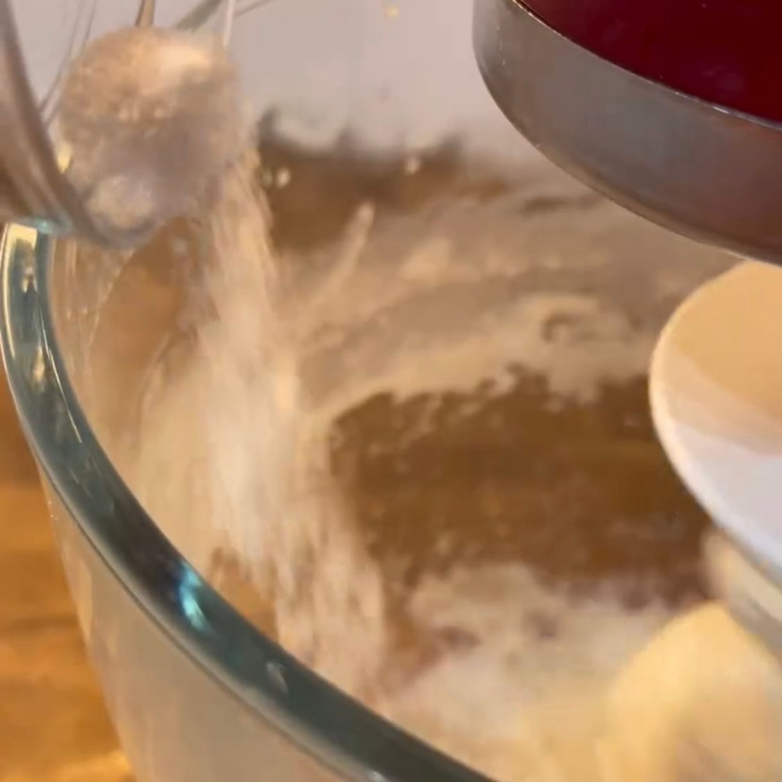 Inserimento del sale con un goccio d'acqua nell'impasto della pizza bianca romana ricetta.