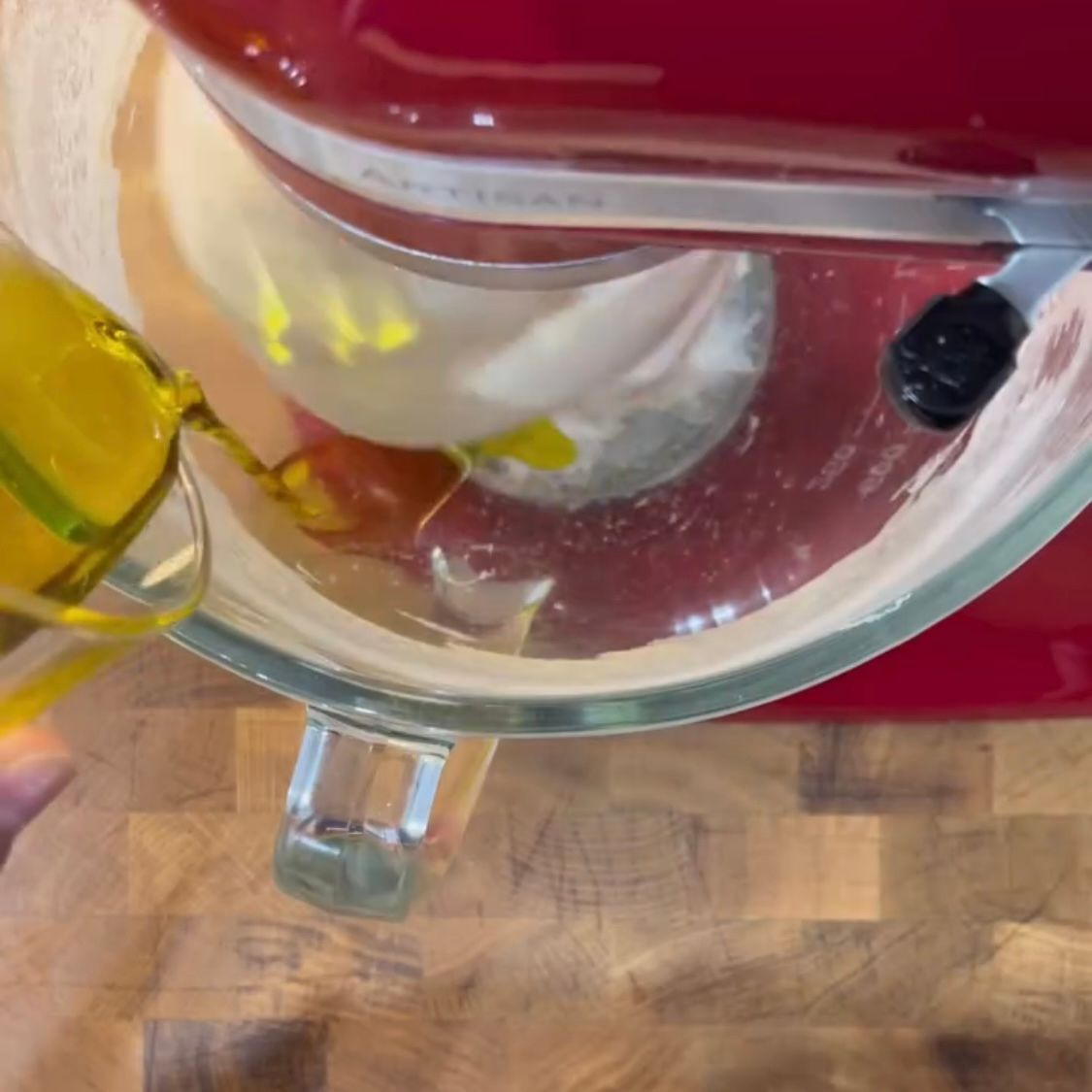 Versamento dell'olio extravergine d'oliva sulla pasta ben incordata.