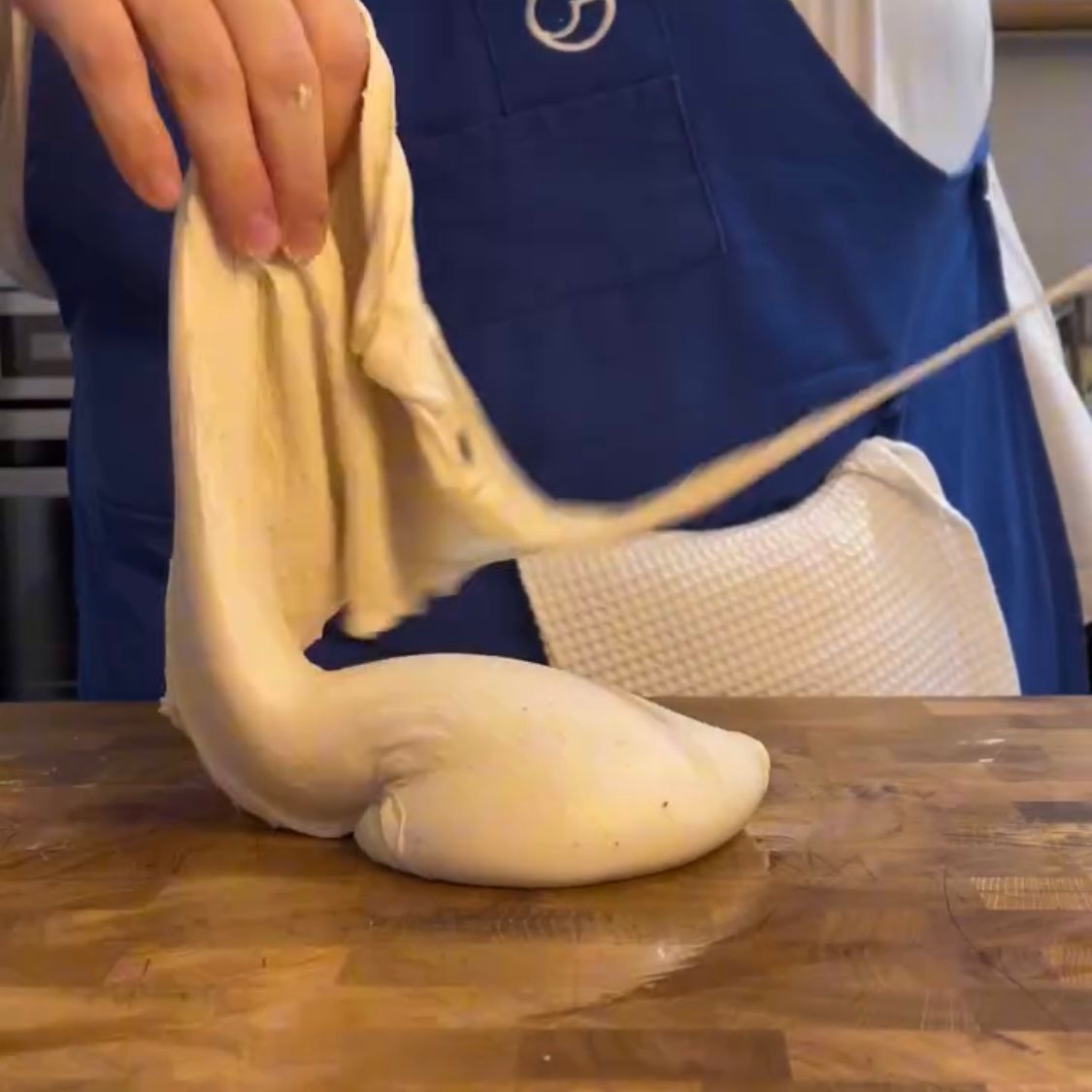 Trasferimento dell'impasto sul piano oliato per la pizza bianca fatta in casa.