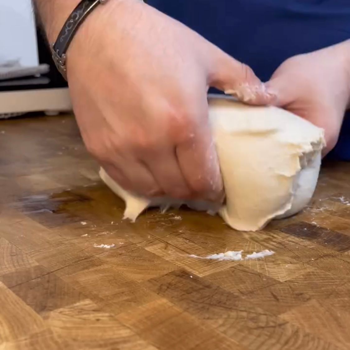 Tecnica delle pieghe alzando e sbattendo l'impasto sul piano per dare forza.