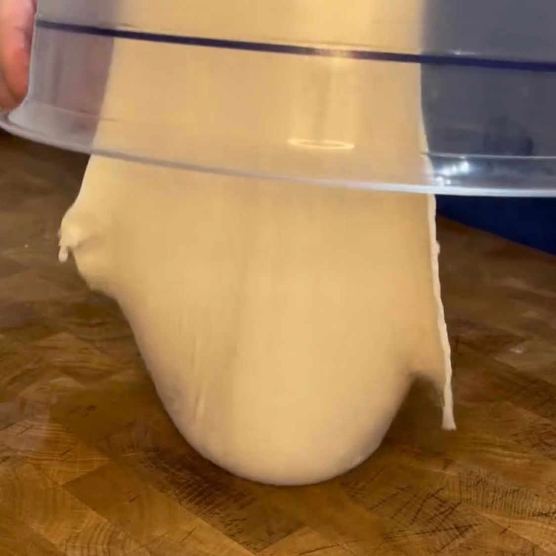 Primo lembo superiore piegato verso il centro per la struttura della pizza bianca.