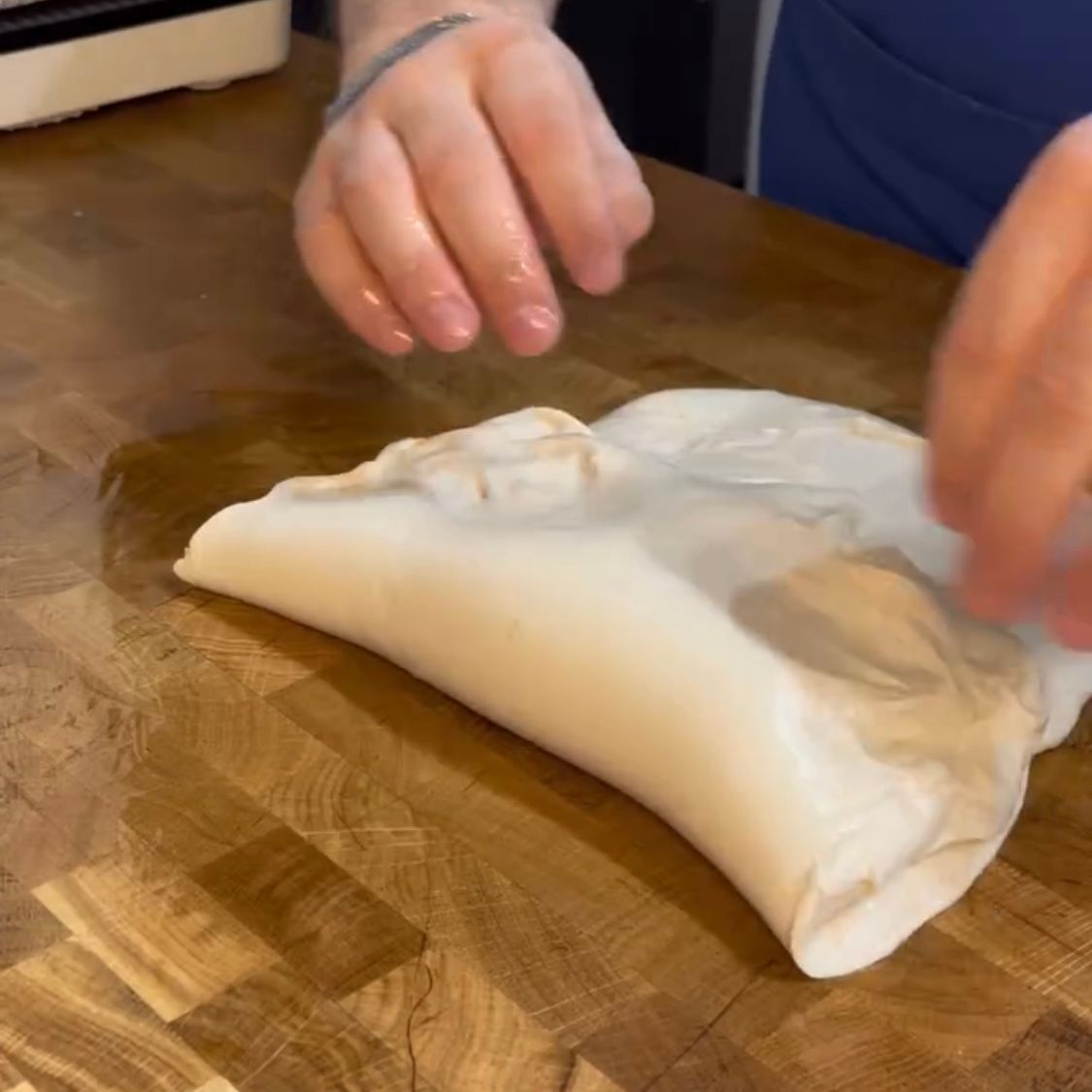 Sovrapposizione del lembo inferiore per rinforzare la pizza bianca romana ricetta.