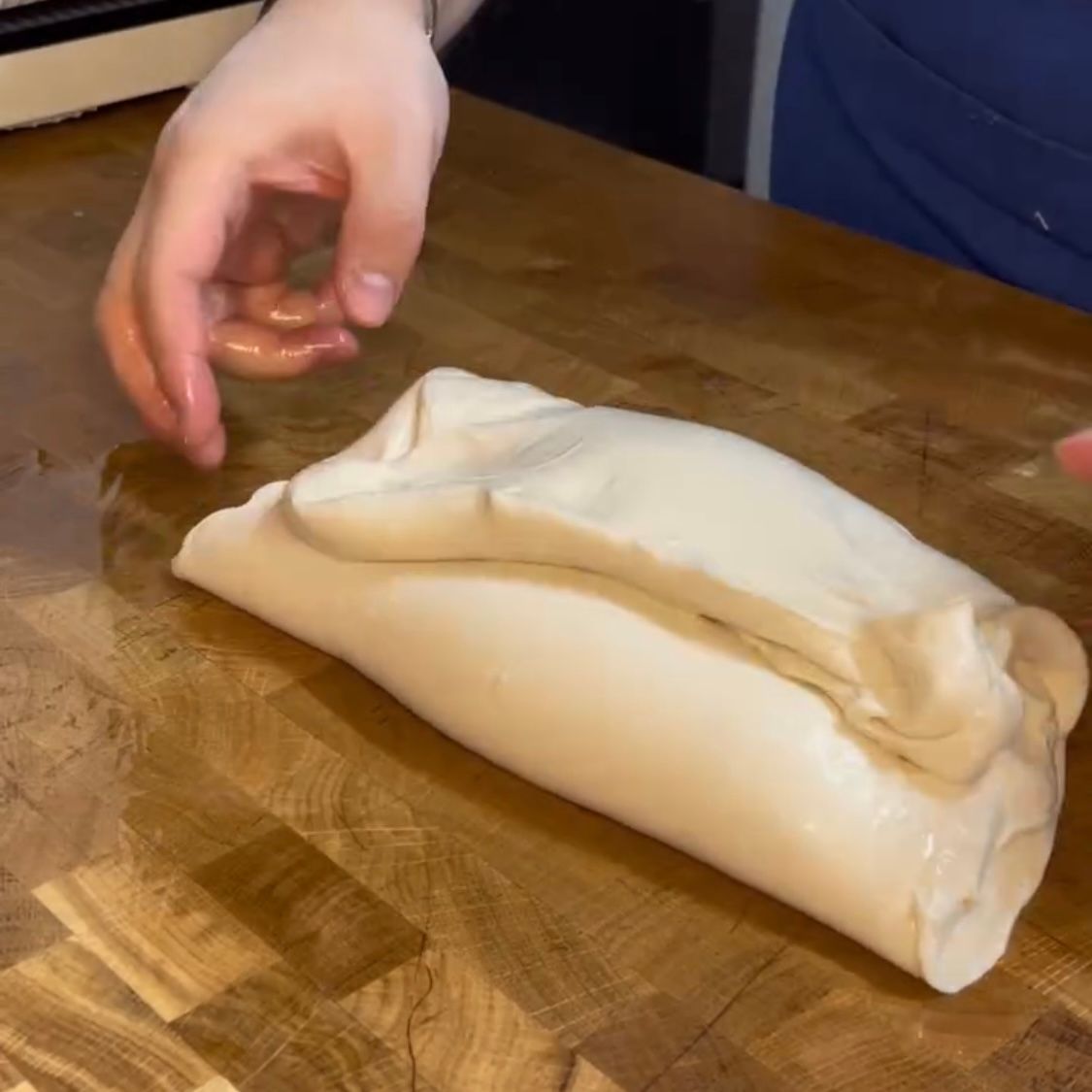 Risultato delle pieghe a tre che donano elasticità all'impasto.