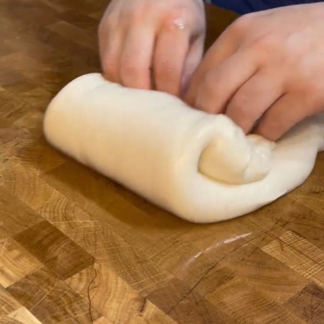 Impasto riposto nel contenitore oliato per la prima lievitazione della pizza bianca.
