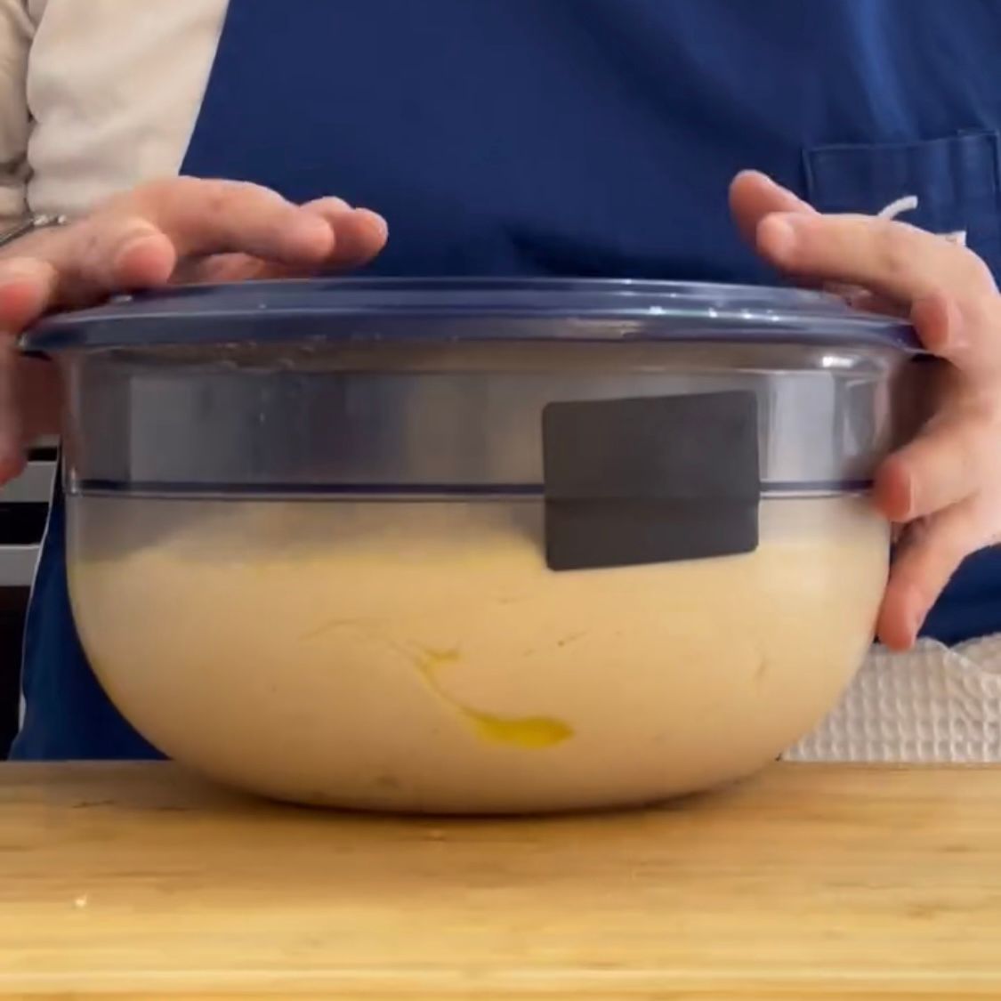 Impasto triplicato di volume e spolverato con semola per la pizza bianca romana.