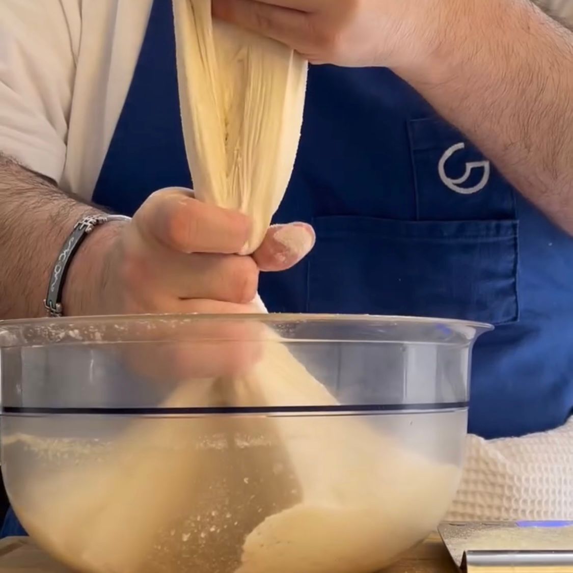 Chiusura delicata dell'impasto per formare i panetti da 300g.