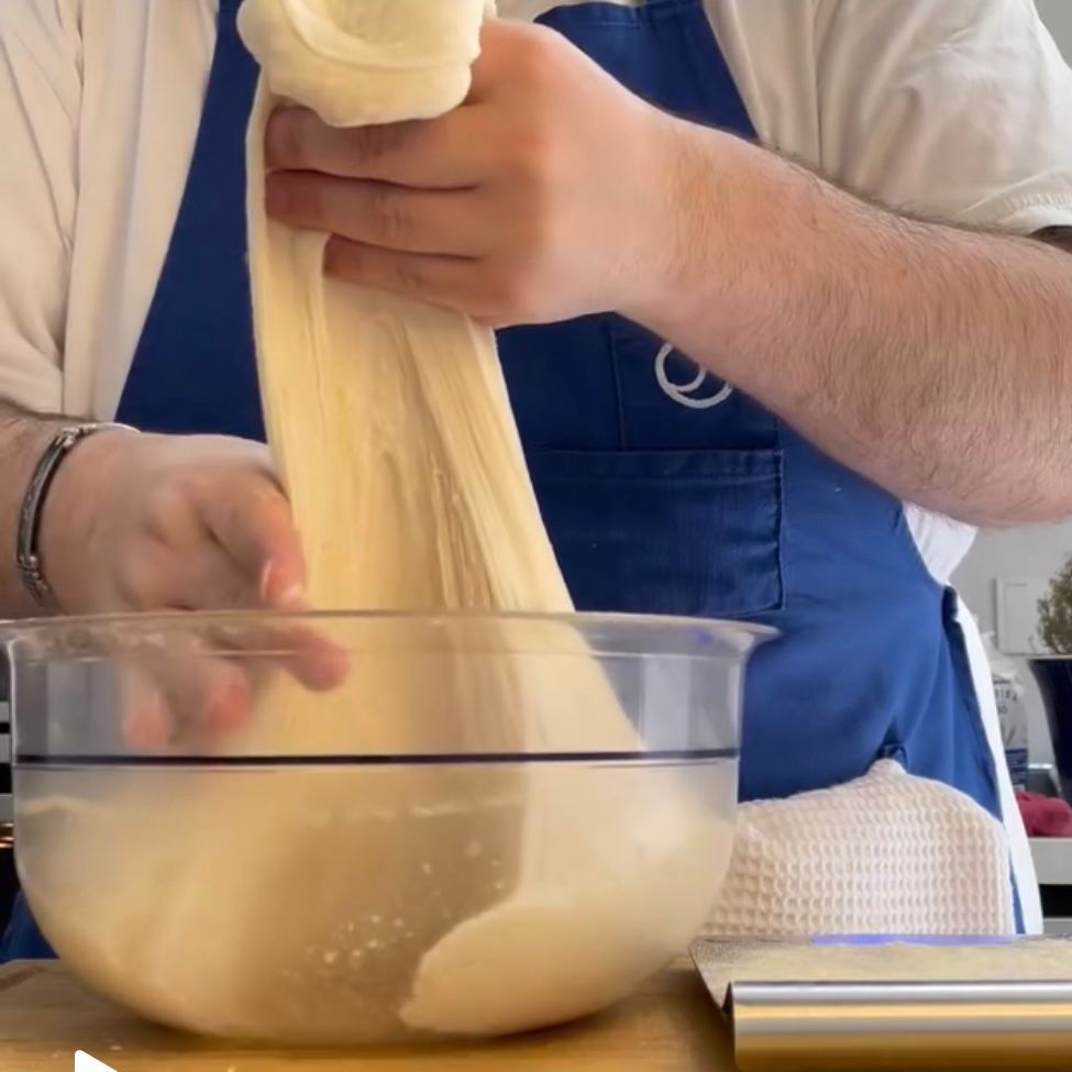 Tecnica dello staglio manuale per dividere i panetti della pizza bianca.