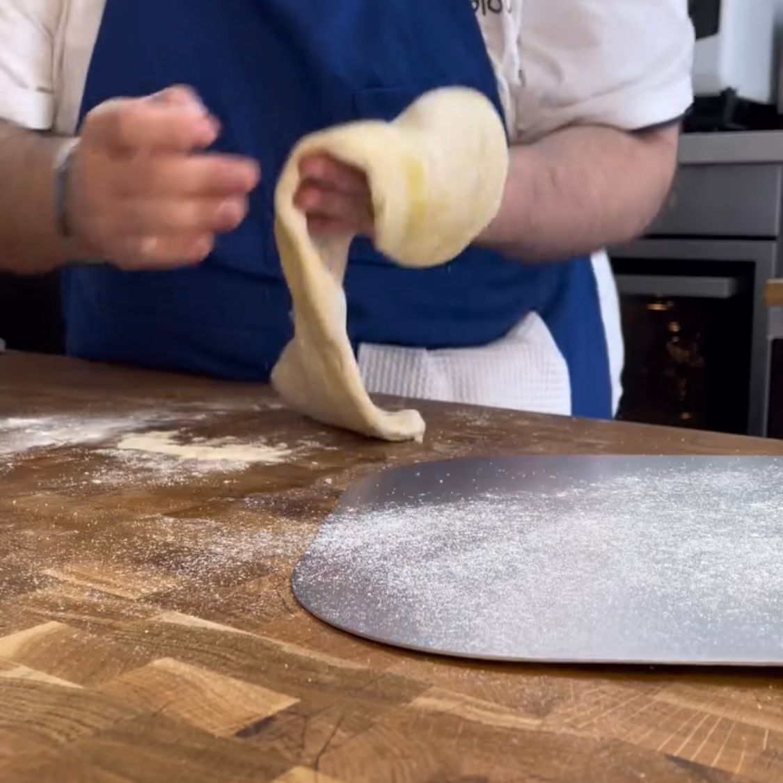 Allungamento dell'impasto a forma di lingua tipica romana.