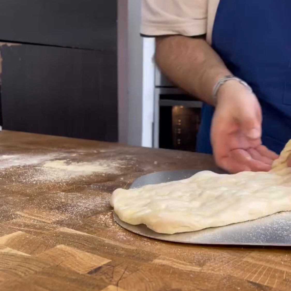 Posizionamento della pizza sulla pala o sulla teglia rovente.