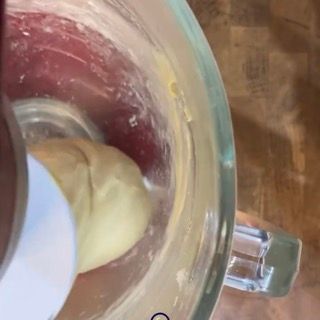 Un primo piano di un frullatore con una palla di pasta dentro