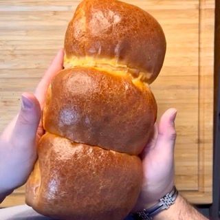 Una persona tiene in mano una pagnotta di pane