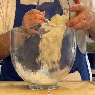 Ingredienti secchi farina, zucchero e lievito pronti per la babka ricetta.