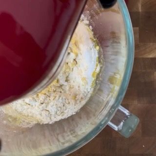 Fase di miscelazione iniziale degli ingredienti per il lievitato babka.