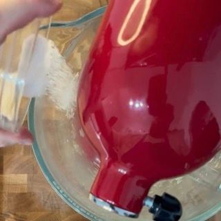 Aggiunta delle uova intere all'impasto del babka dolce.