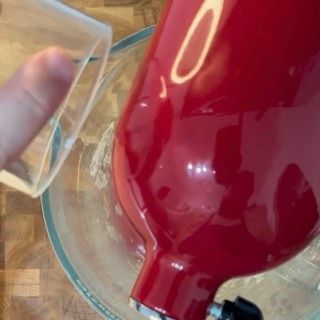 Lavorazione della pasta con aggiunta di sale per il babka al cioccolato.