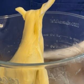 Impasto incordato, liscio e morbido pronto per il babka.