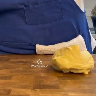 Esecuzione delle pieghe sul piano per dare struttura al babka polacco.