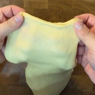Tecnica di chiusura dell'impasto girandolo su se stesso.